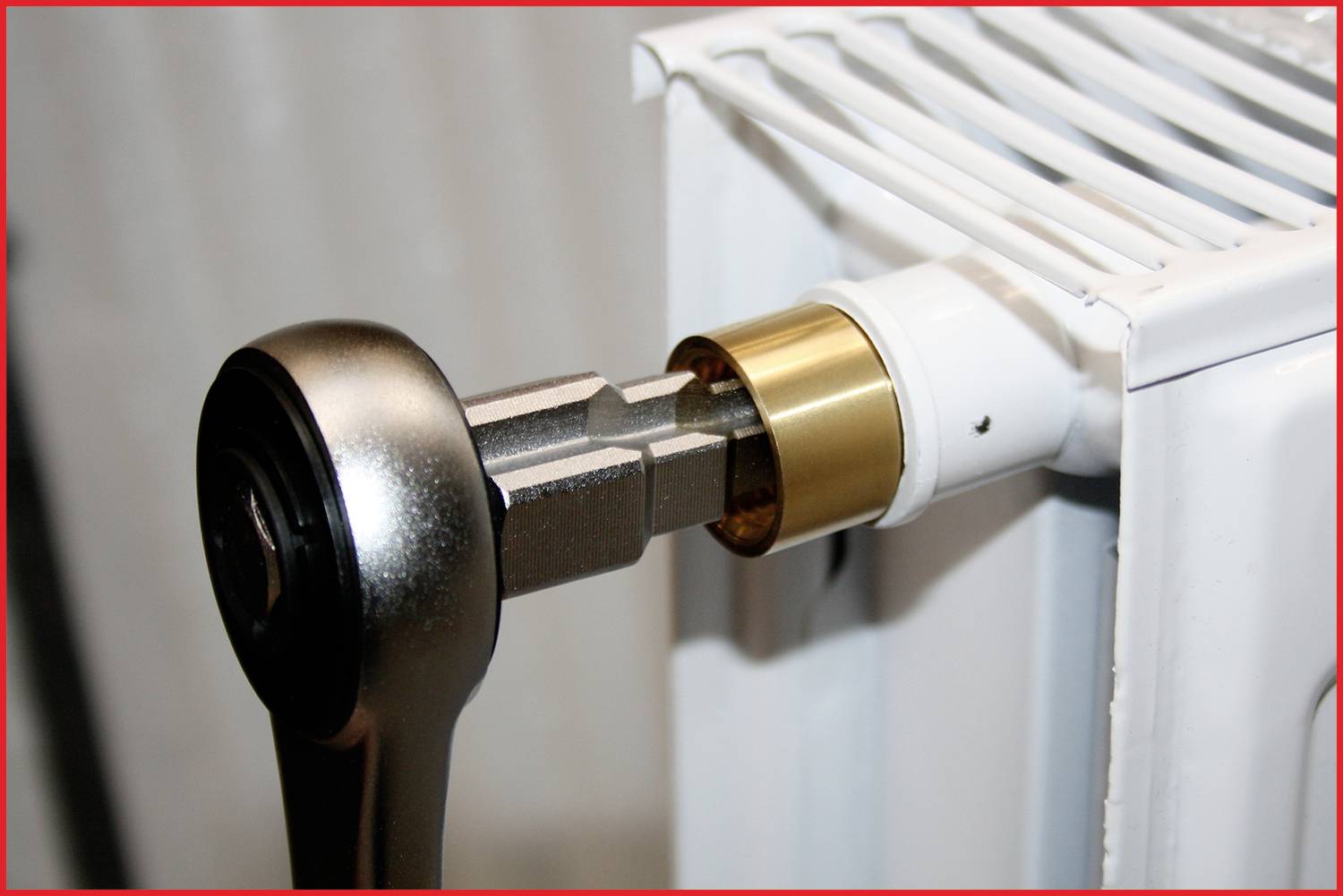 Een radiatorkraan draait de klep van een radiator om de temperatuur in te stellen of de verwarming te ontluchten.