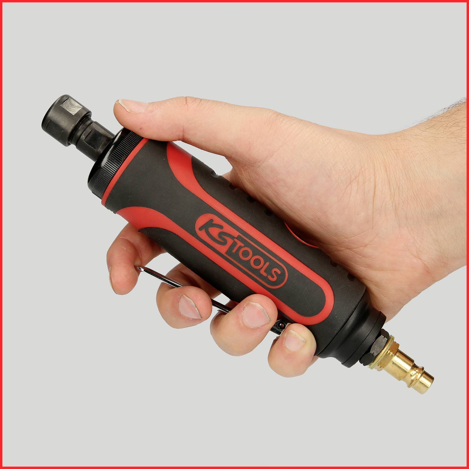 Een hand houdt een rood-zwart pneumatisch gereedschap van het merk 'KS Tools' vast, klaar voor gebruik.