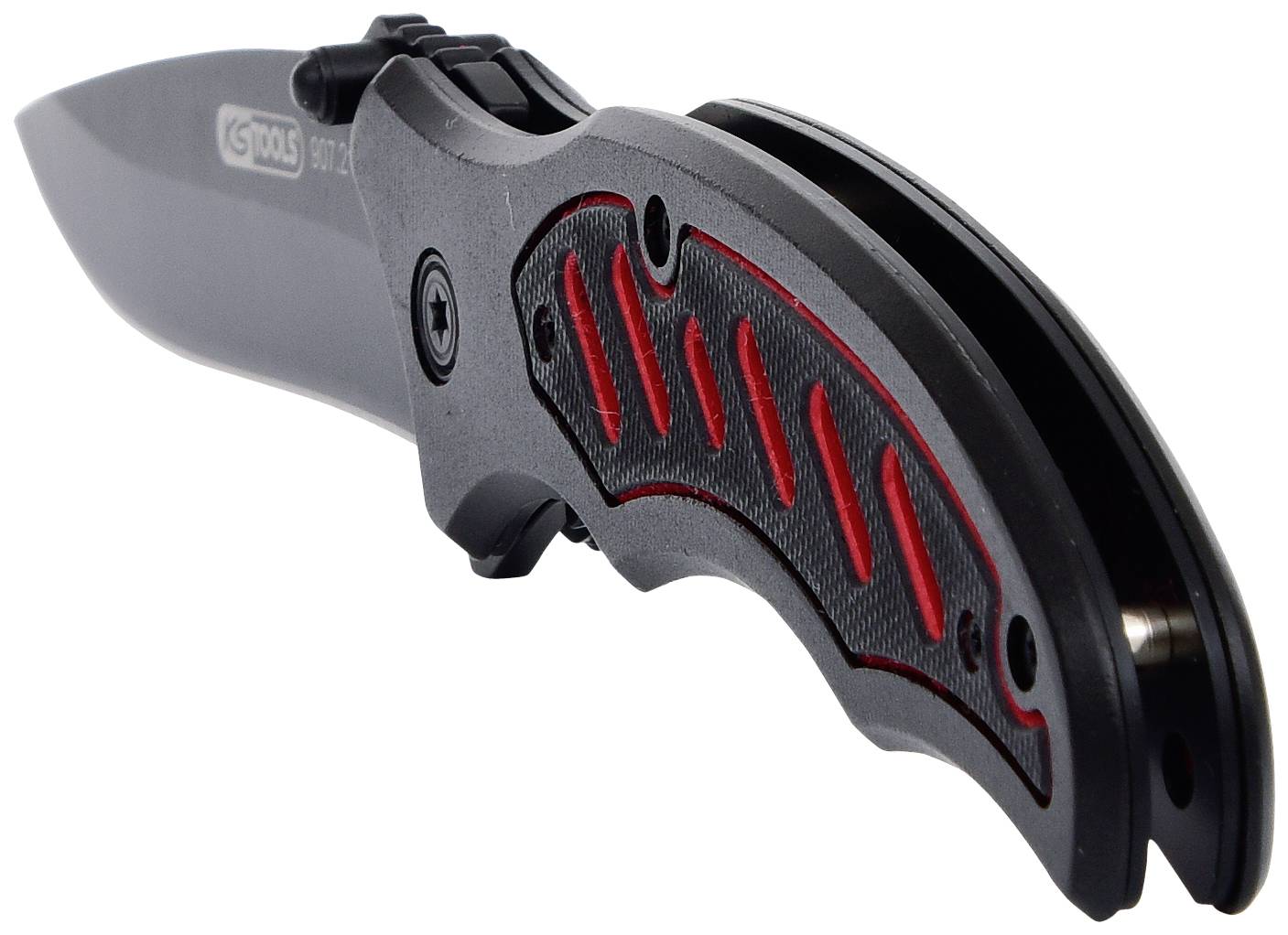 Een zwart opvouwbaar mes met een rood handvat en een gedeeltelijk zichtbare lemmet, ligt licht geopend.