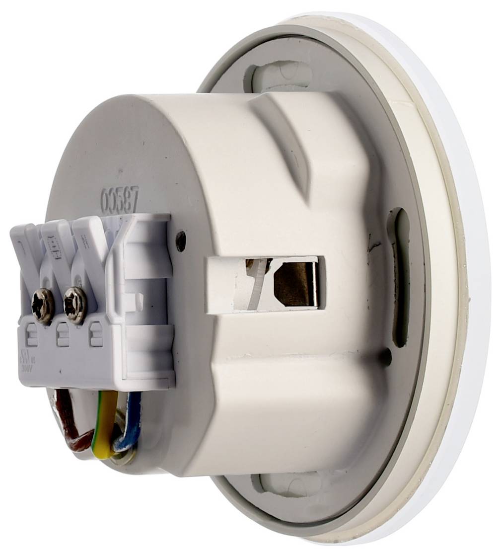 Close-up van een aan de muur gemonteerde elektrische sensor of apparaat met zichtbare gekleurde draden en een ronde voet.