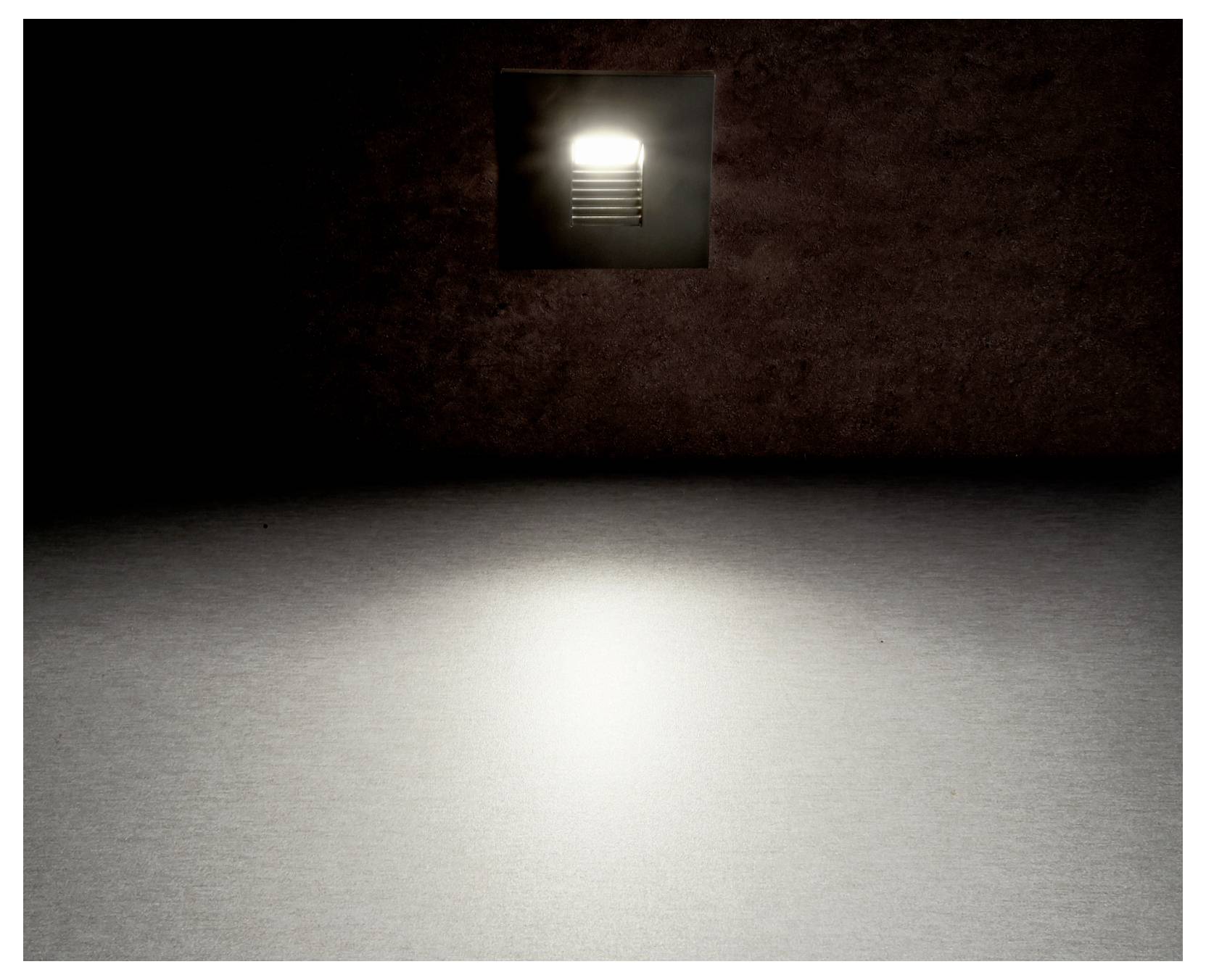 Een schemerige lege kamer met een kleine hoge muurventilatieopening die van achteren is verlicht en een fel lichtvlek op de vloer werpt.