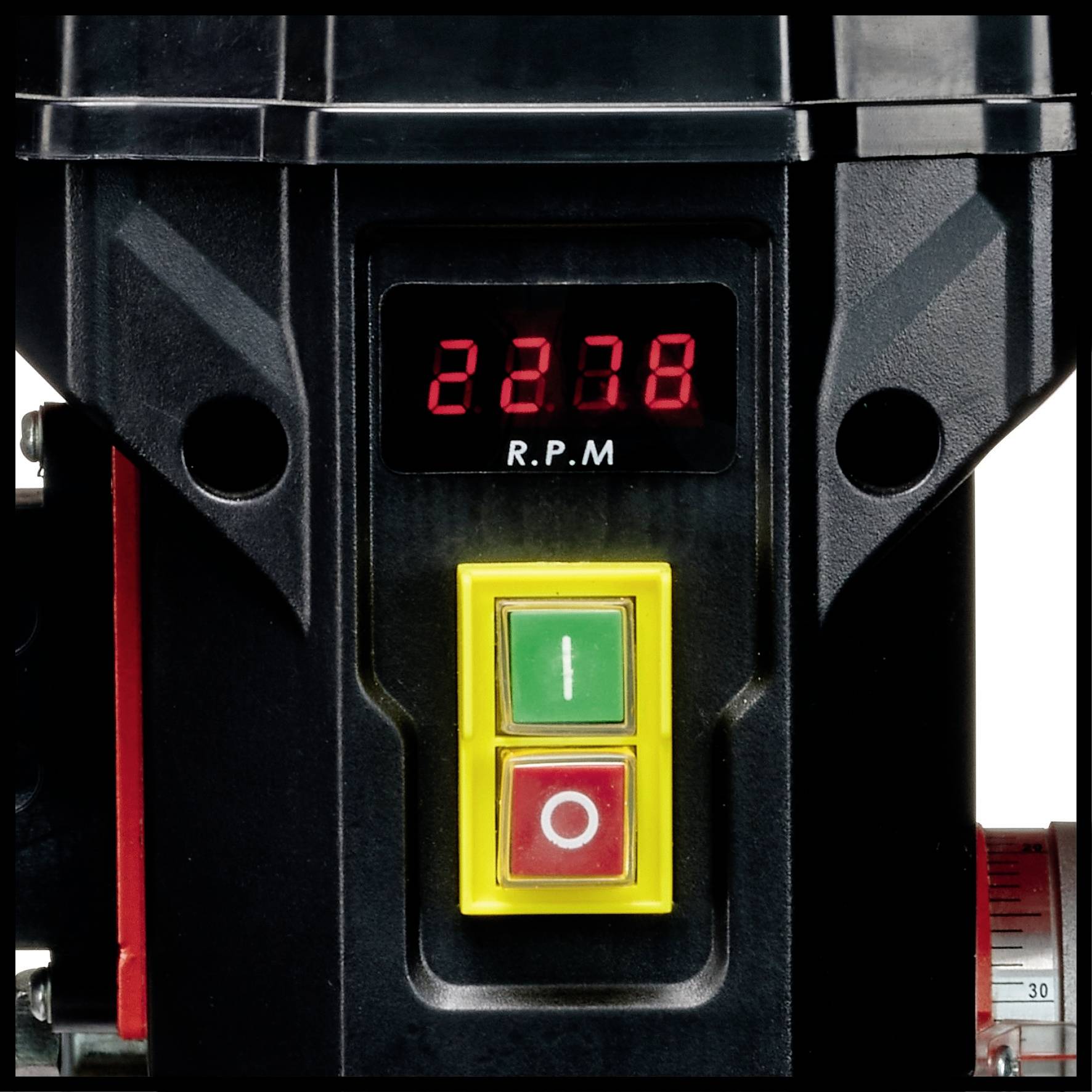 Een digitaal display toont '2238 RPM', eronder een gele aan-uit-schakelaar en een rode stopschakelaar, gemonteerd op een machine.