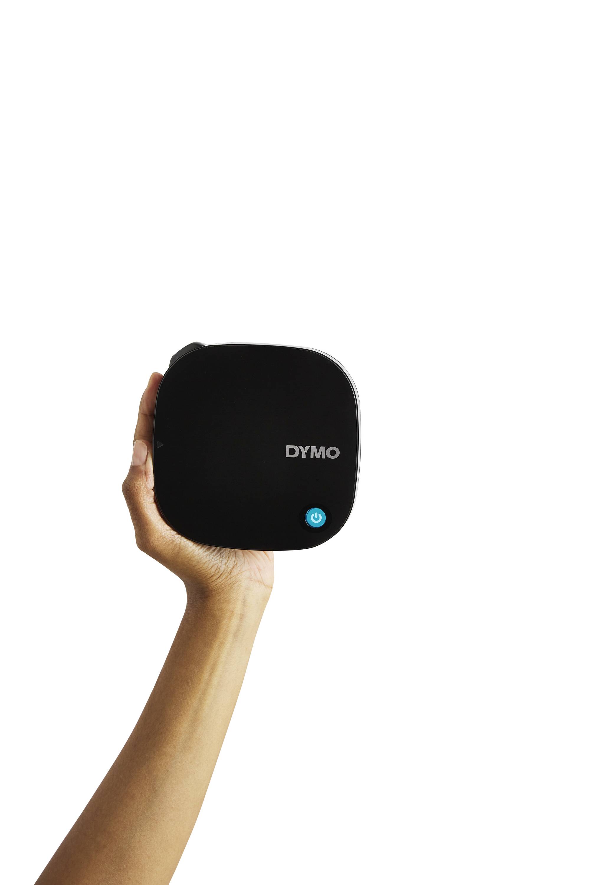 Een hand houdt een compact, zwart apparaat vast met het "DYMO" logo erop. Het apparaat wordt gepresenteerd tegen een witte achtergrond.