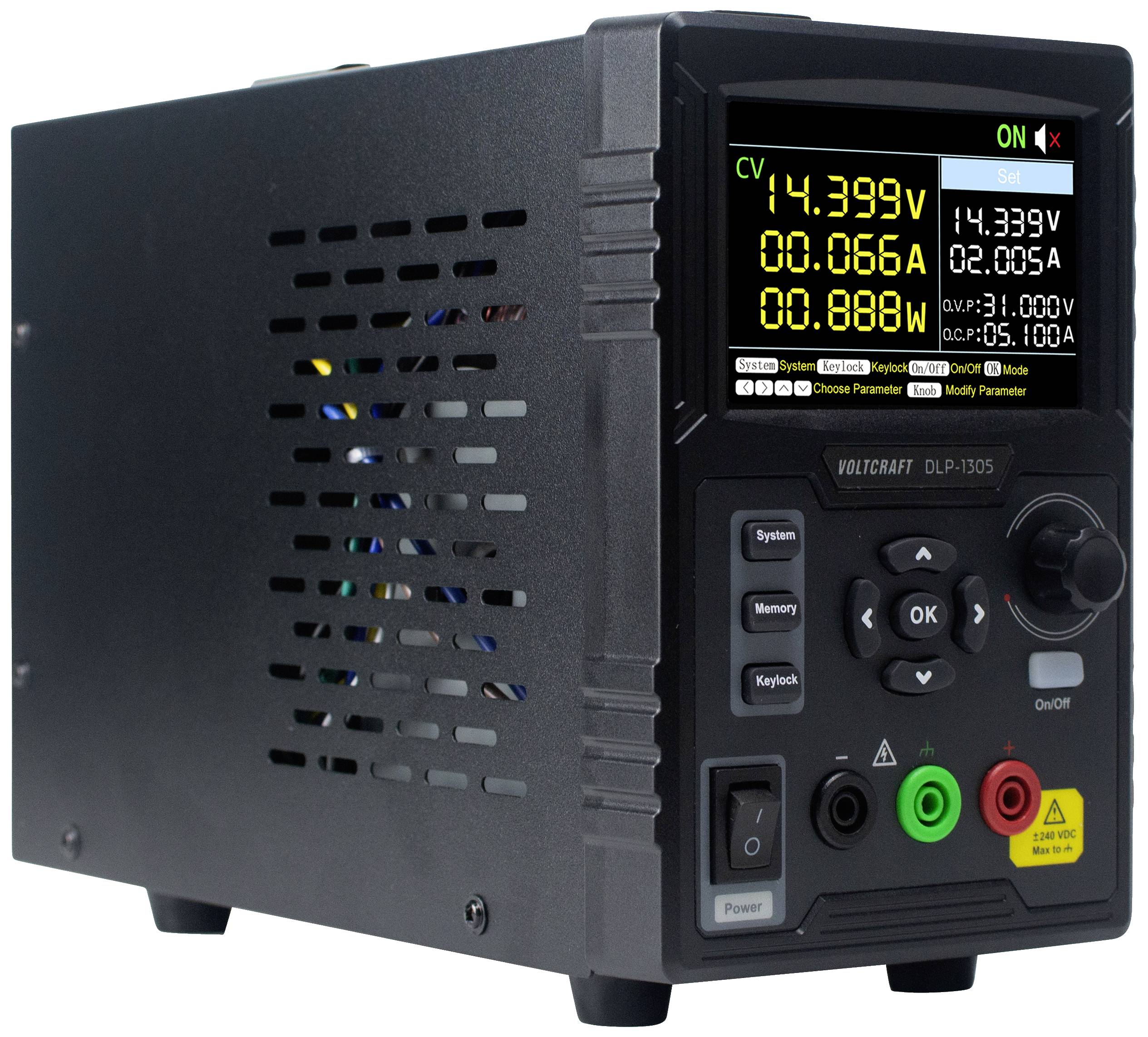 Een zwarte digitale laboratoriumvoeding met weergave voor spanning (14,399V), stroom (0,066A) en vermogen (0,888W). Bedieningsknoppen aan de voorzijde.