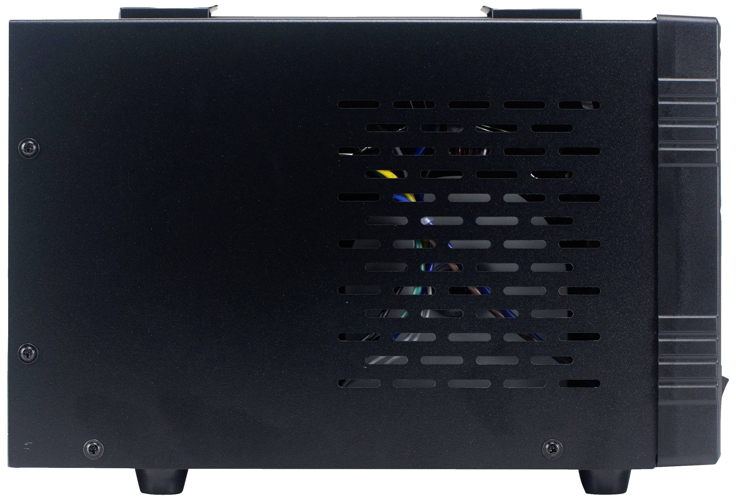 Een zwart computerbehuizing met ventilatieroosters aan de zijkant, rustend op steunvoeten.