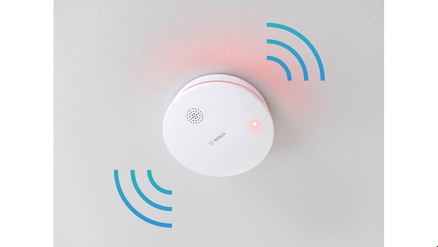 Een witte rookmelder aan het plafond toont een rood licht en blauwe golvende lijnen, die een alarm of activering aanduiden.
