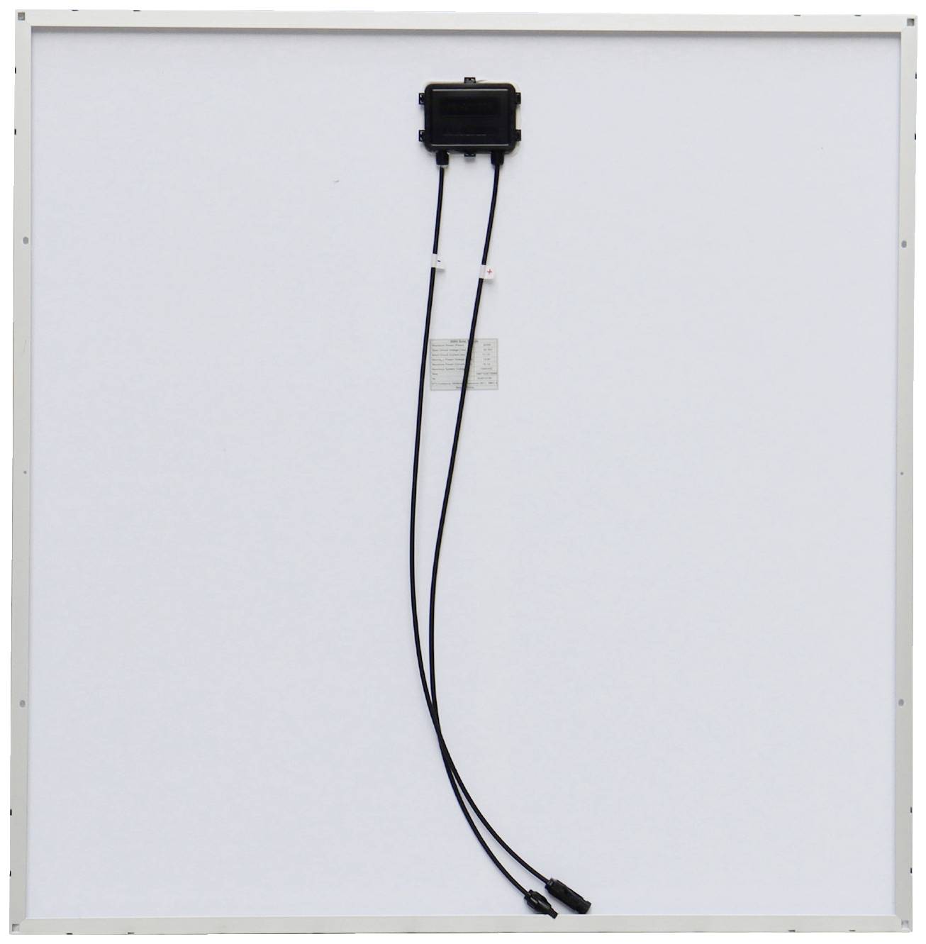 Achterkant van een zonnepaneel met aansluitdoos en twee naar beneden hangende kabels.