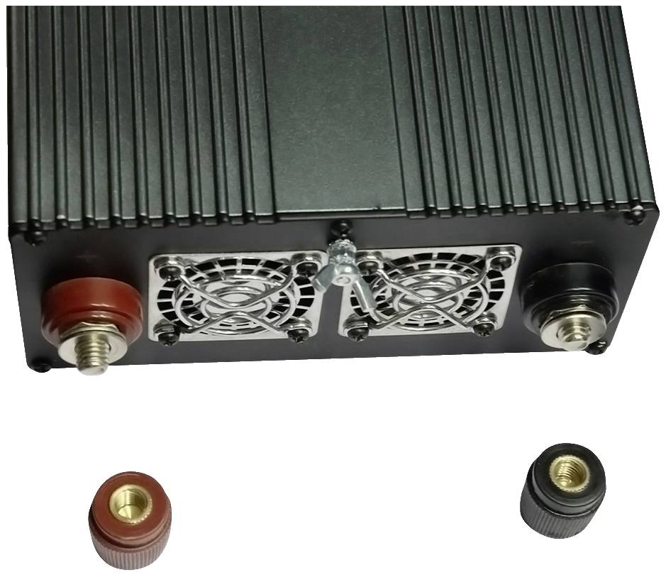 Een zwart elektronisch apparaat met twee ventilatoren en twee aansluitingen. Twee afzonderlijke aansluitdoppen in rood en zwart liggen ervoor.