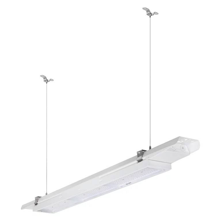 Wit LED-hangarmatuur-systeem met twee ophangkabels en metalen klemmen, geschikt voor commerciële of industriële verlichting.