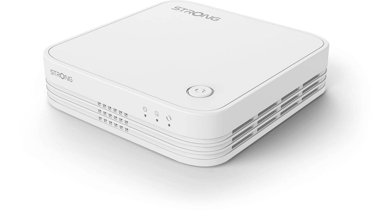 Een witte tv-ontvanger met afgeronde hoeken en ventilatiesleuven aan de zijkanten. Bovenaan is het logo 'STRONG' zichtbaar.