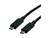 Twee zwarte USB-C-kabels naast elkaar liggend, met de uiteinden wijzend naar rechtsboven, geschikt voor gegevensoverdracht en laadtoepassingen.