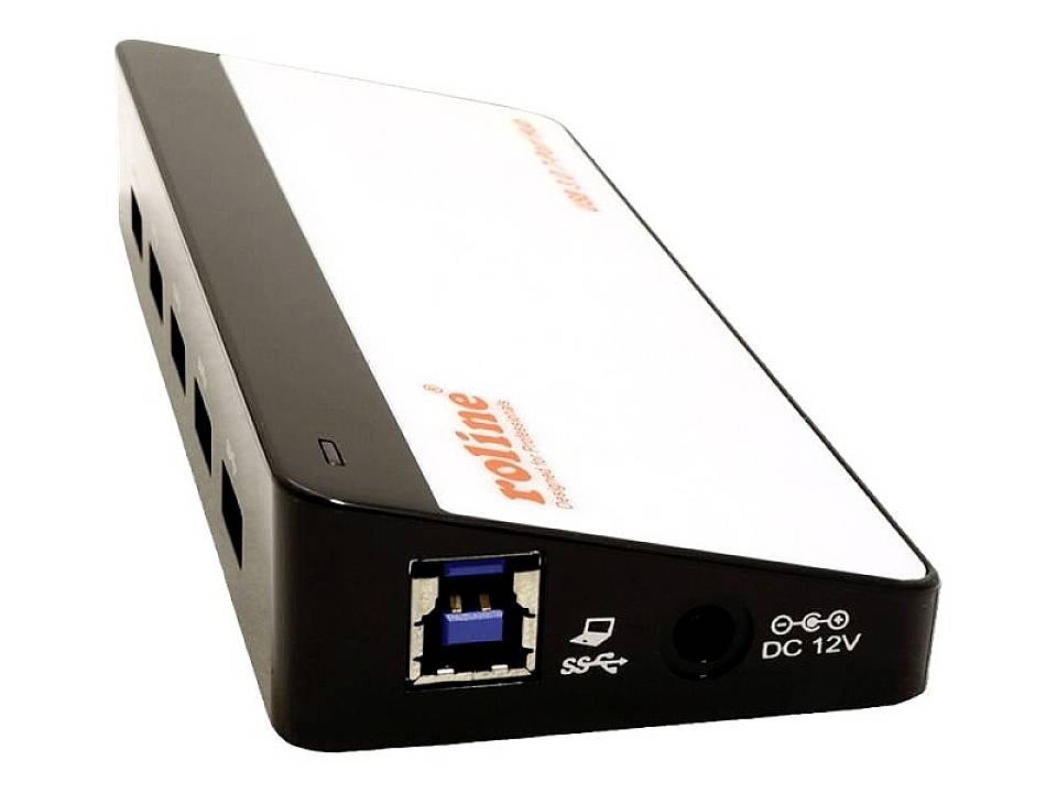 Een wit en zwart netwerktoestel met meerdere Ethernet-poorten en een stroomaansluiting aan één kant.