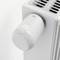 Witte radiator met digitaal thermostaat die 20 graden aangeeft. Het apparaat regelt de kamertemperatuur instelbaar op maat.