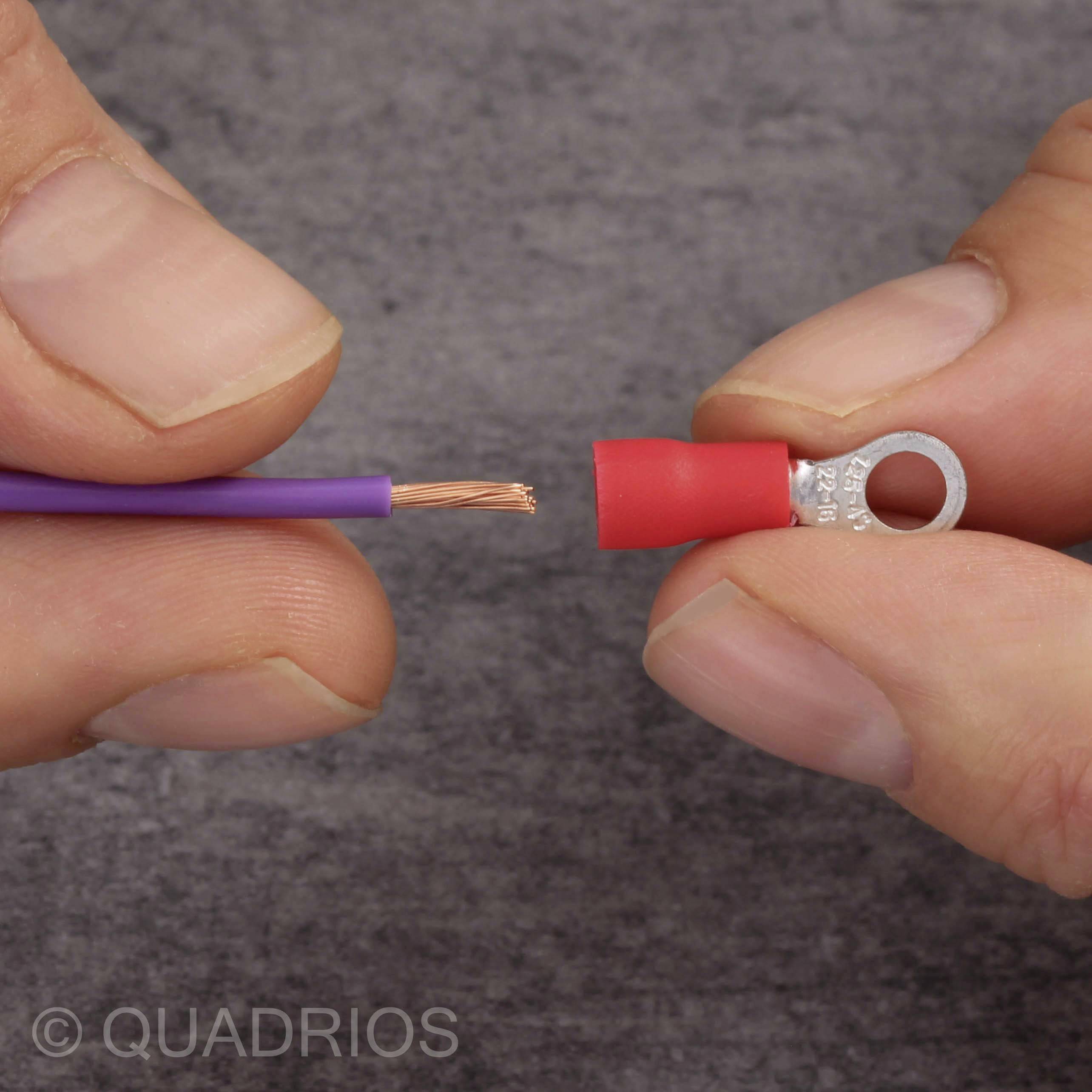 Een hand houdt een gestript koperen kabel vast, de andere een kabelschoen. Ze staan op het punt om met elkaar verbonden te worden.