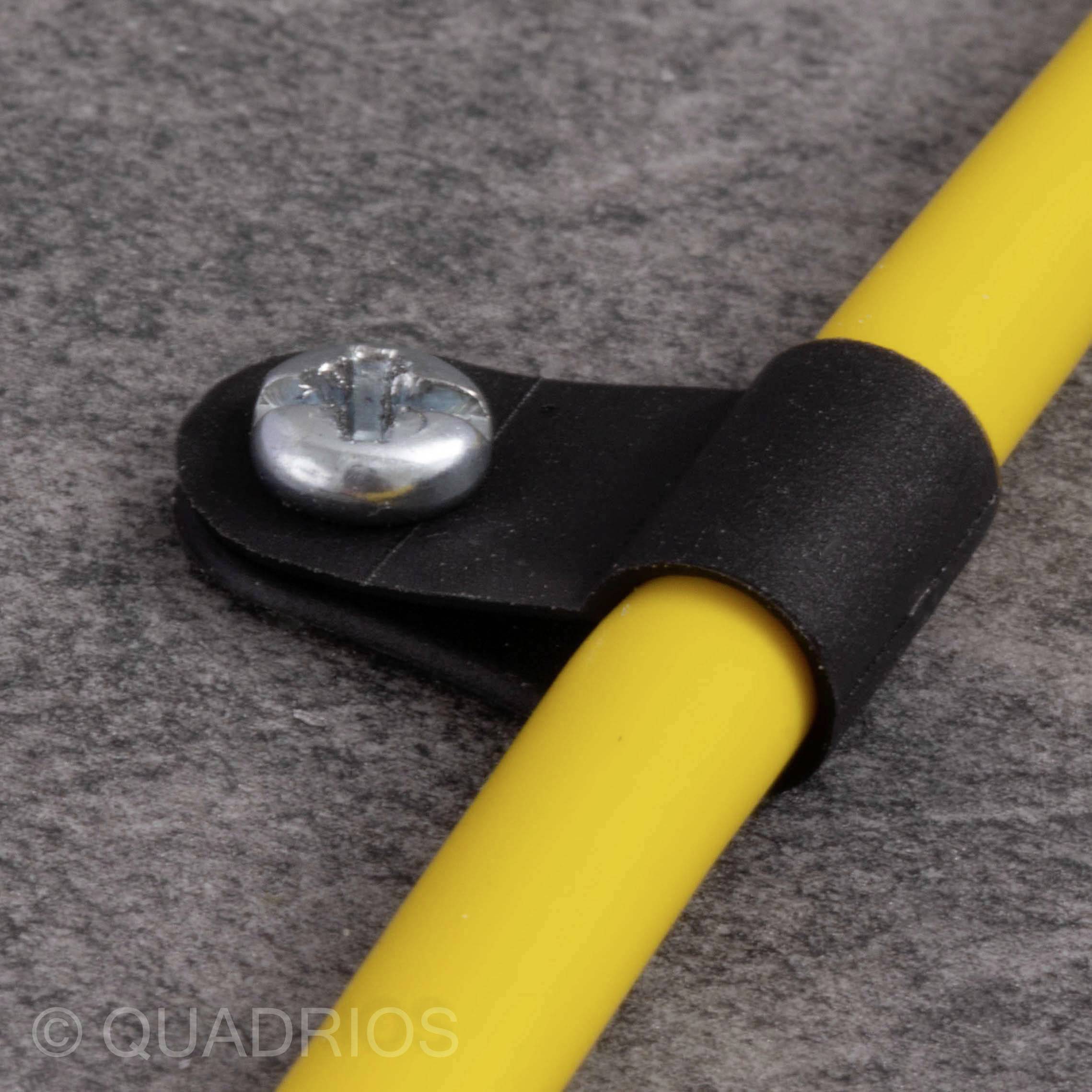 Een geel kabel wordt vastgehouden door een zwarte kunststofhouder op een grijze achtergrond.