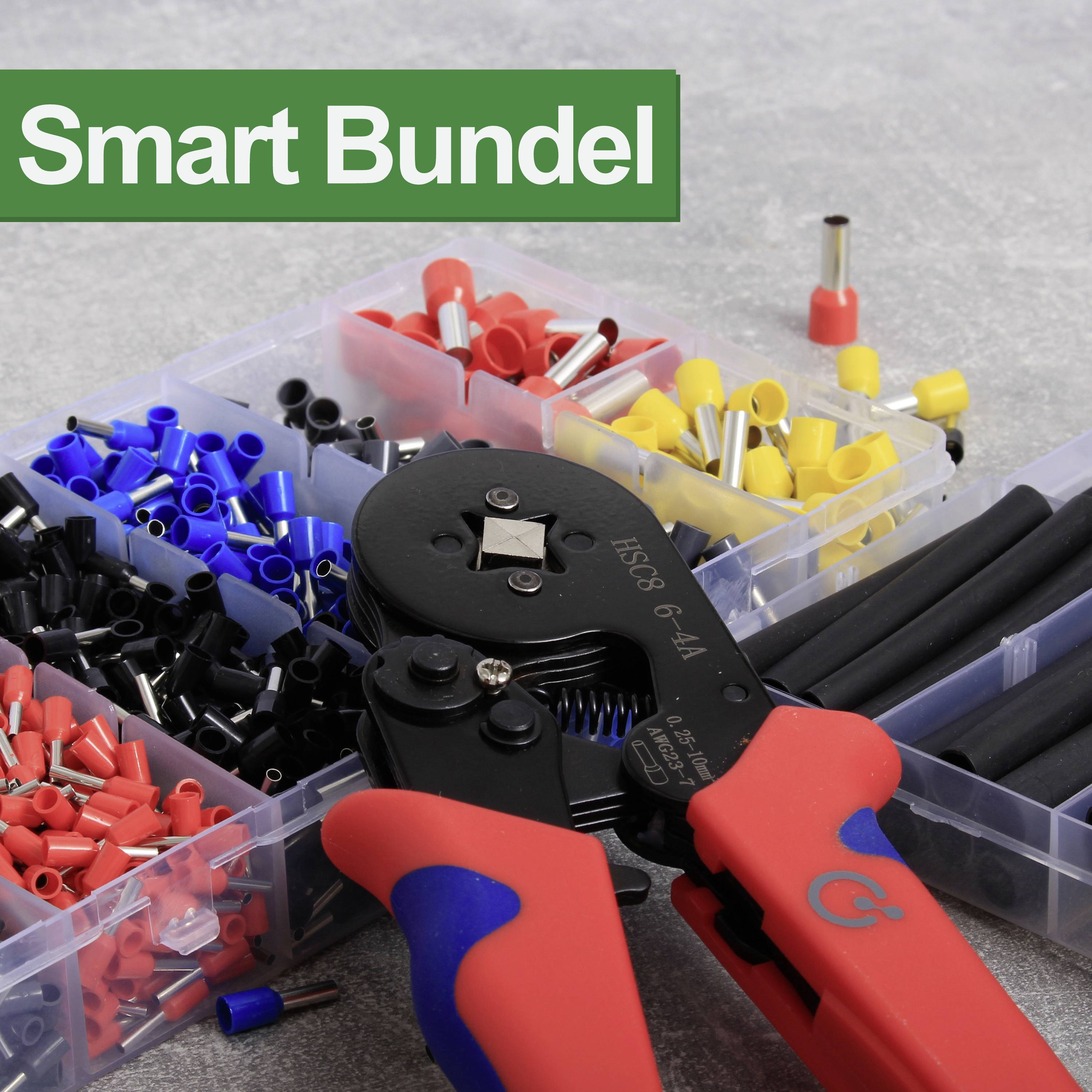 Een krimptang op een tafel voor een open doos met gekleurde kabelschoenen. Links bovenaan staat 'Smart Bundel' in een groen veld.