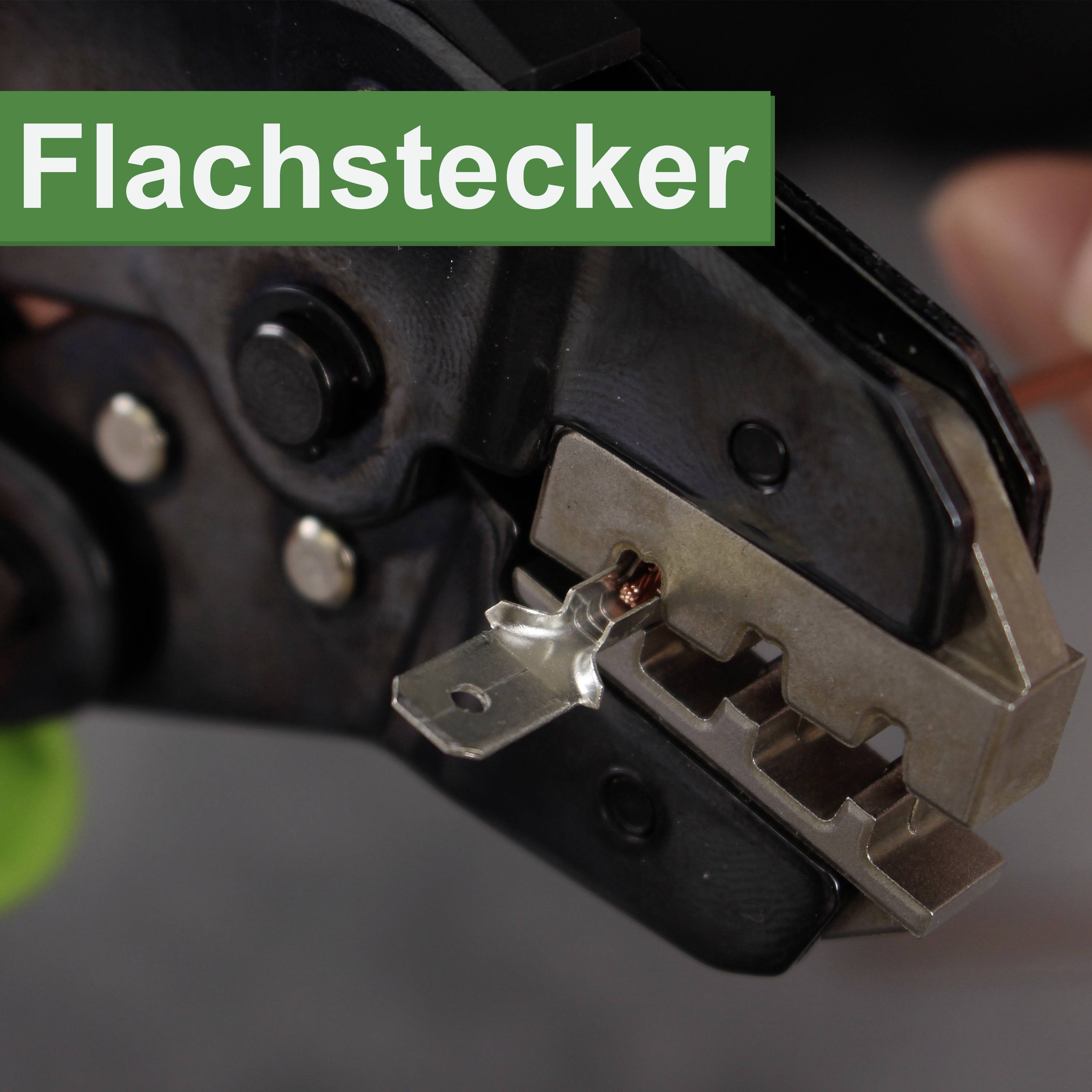 Platte stekker wordt met een tang aan een kabel bevestigd.