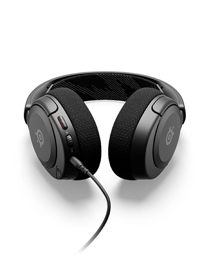 Zwarte over-ear koptelefoon met gepolsterde oorkussens en kabel, klassiek ontwerp; geschikt voor muziek of gaming.