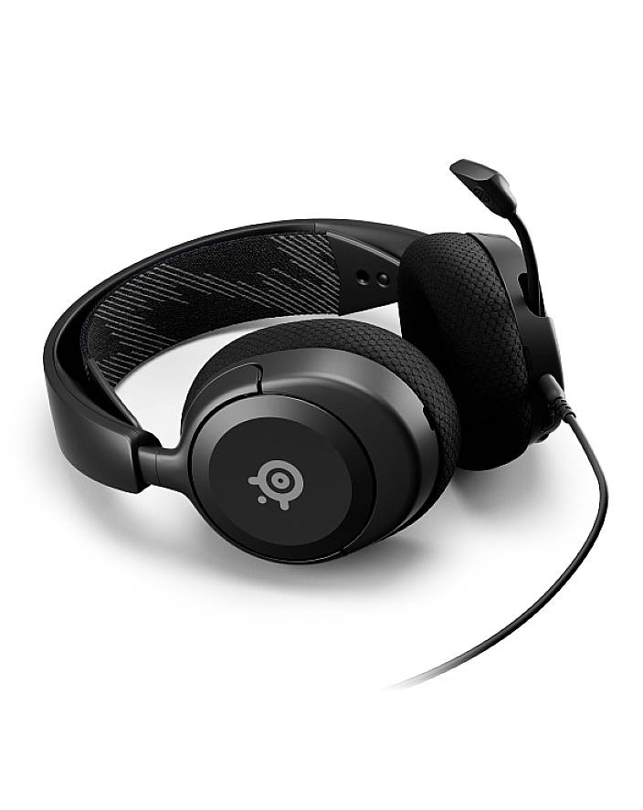 Een zwarte, bedrade gaming-headset met microfoon die op een wit oppervlak ligt.
