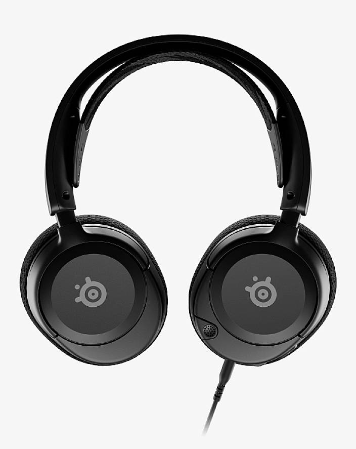 Zwarte over-ear koptelefoon met kabel, waarbij merkenlogo's zichtbaar zijn op beide oorschelpen.
