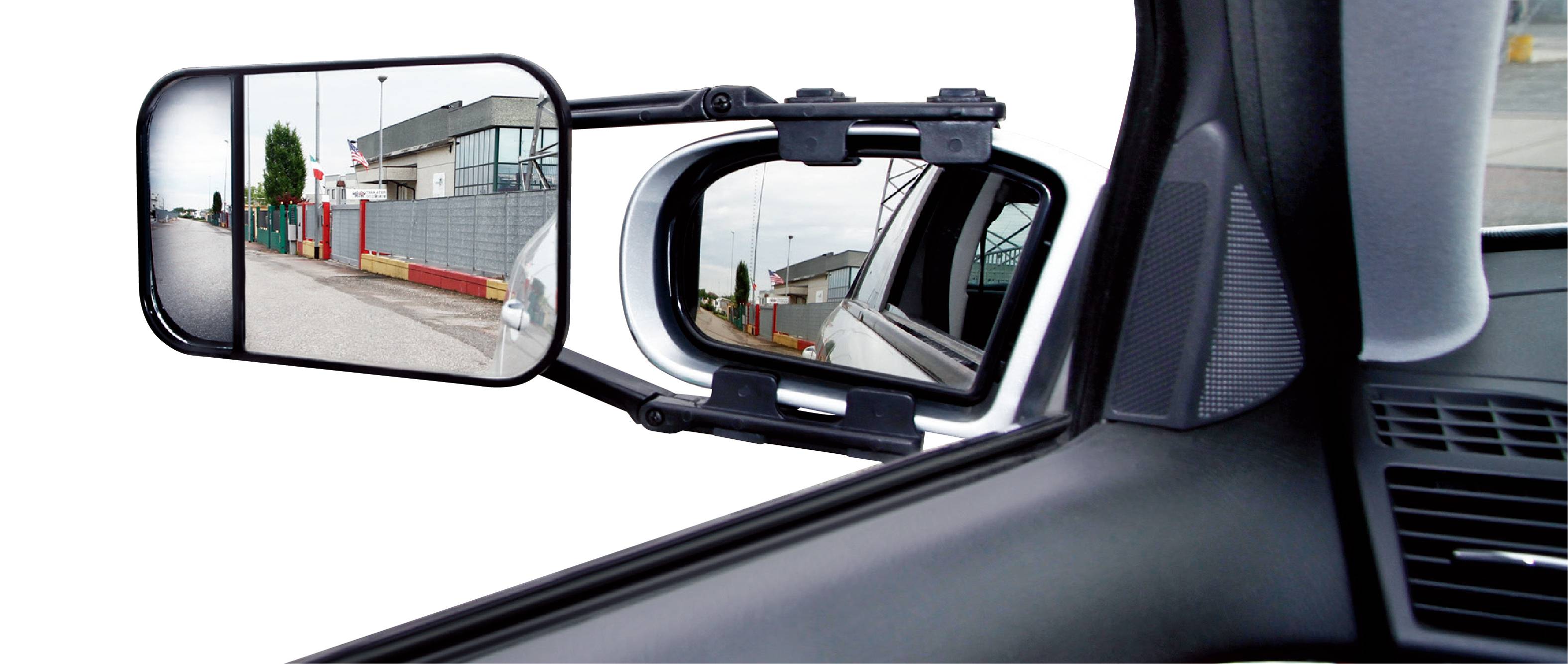 'Achteruitkijkspiegel en bijkomende spiegel in een auto. Toont straatscène met gebouwen en hek in de spiegelweergave.'