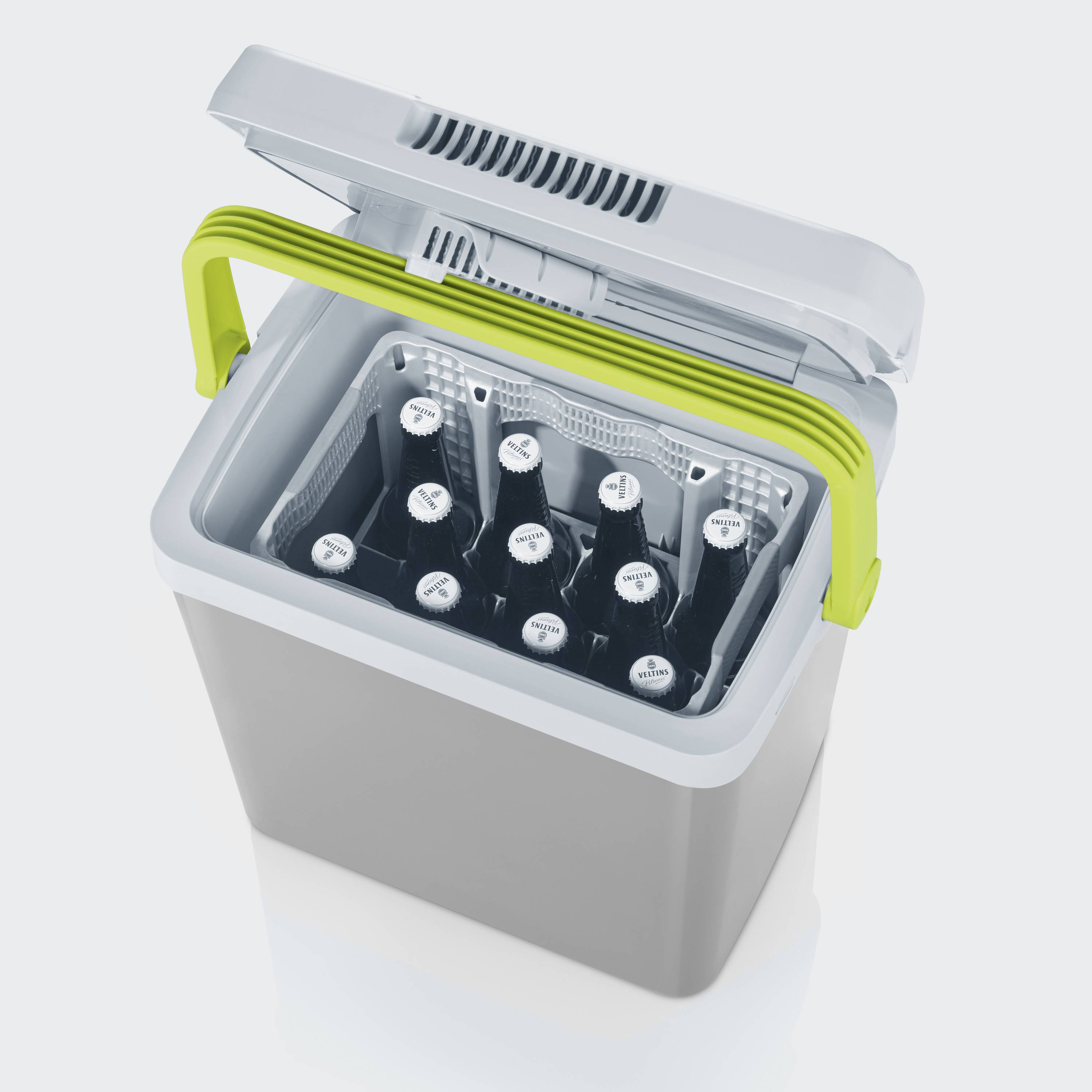 Een geopende koelbox met meerdere flessen aan de binnenkant. De koelbox is grijs met een gele handgreep.