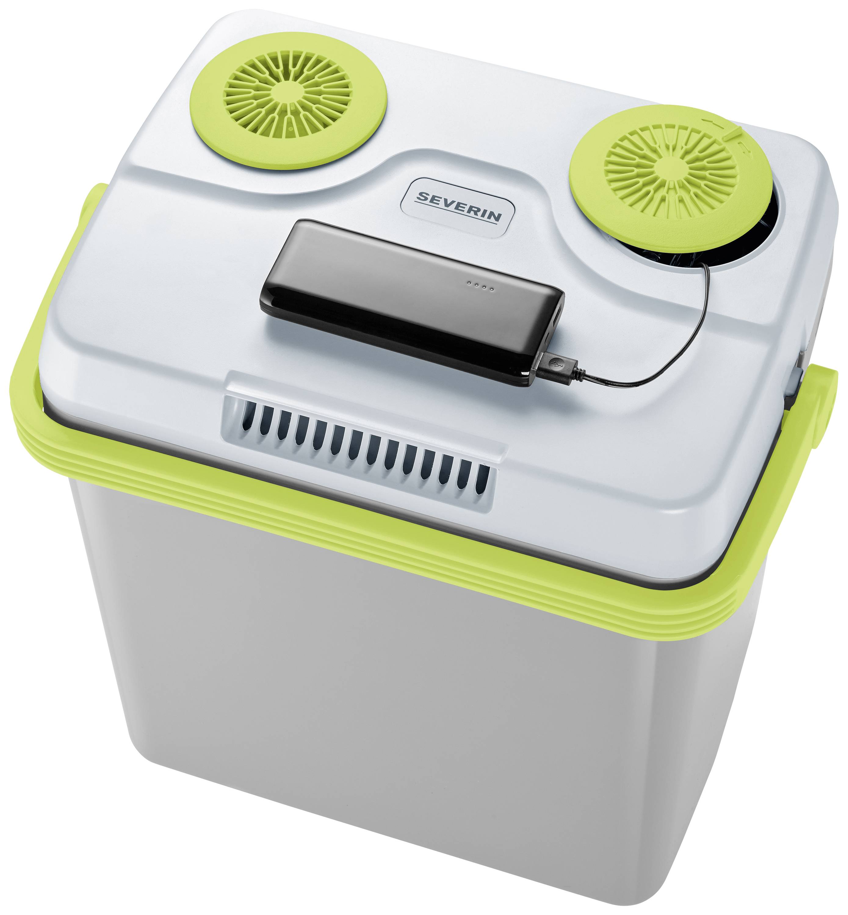 Een draagbare grijze koelbox met groene rand, bovenop twee gele ventilatoren en een aangesloten zwart apparaat, vermoedelijk voor stroomvoorziening.
