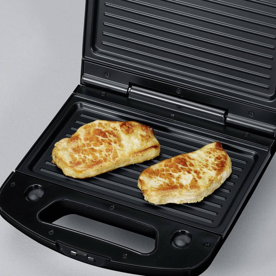 Een tosti-ijzer met twee belegde tosti's. De tosti's zijn goudbruin gegrild. De tosti-ijzer staat op een grijze ondergrond.