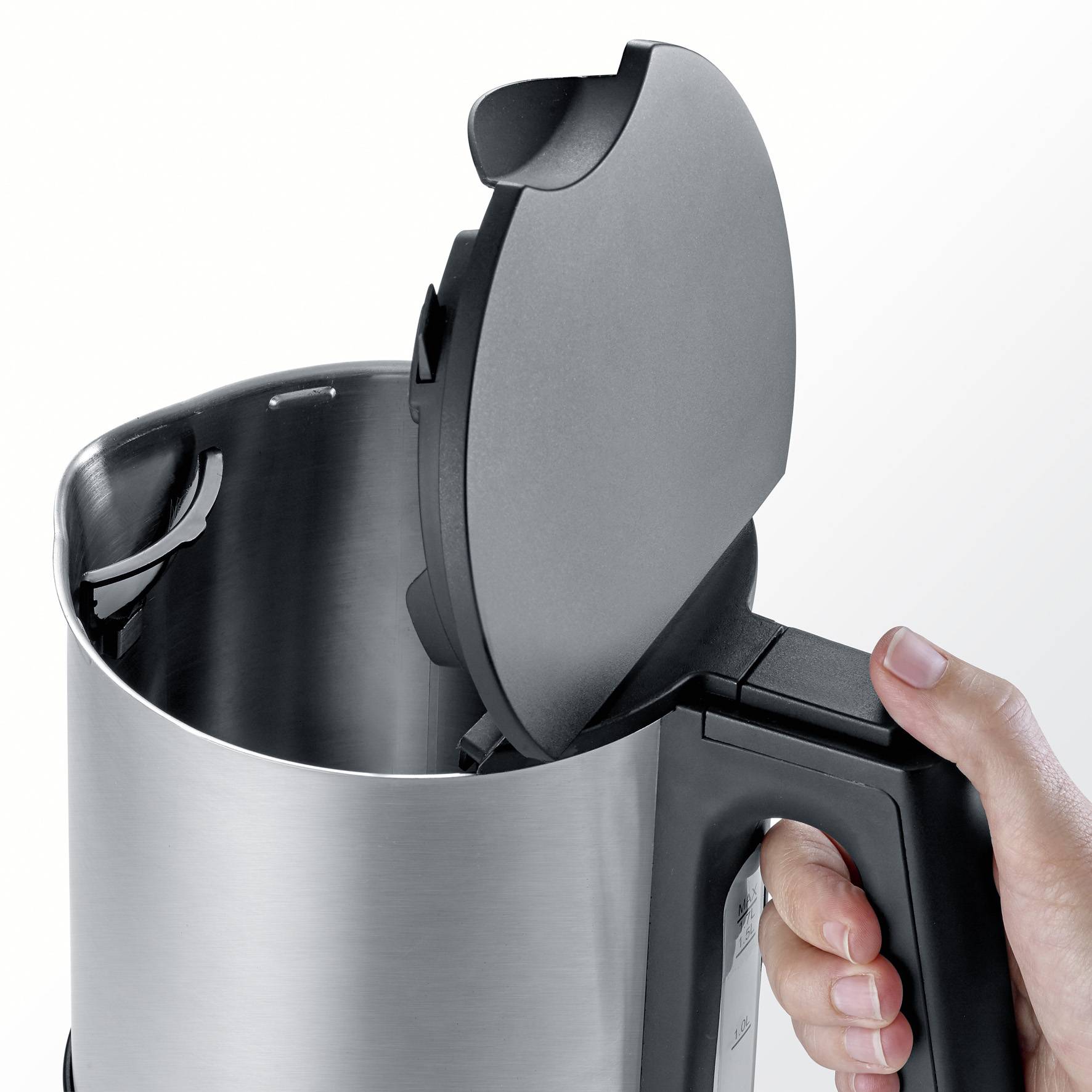 Een waterkoker met geopend deksel dat kan worden verwijderd, vastgehouden aan de handgreep door een hand.