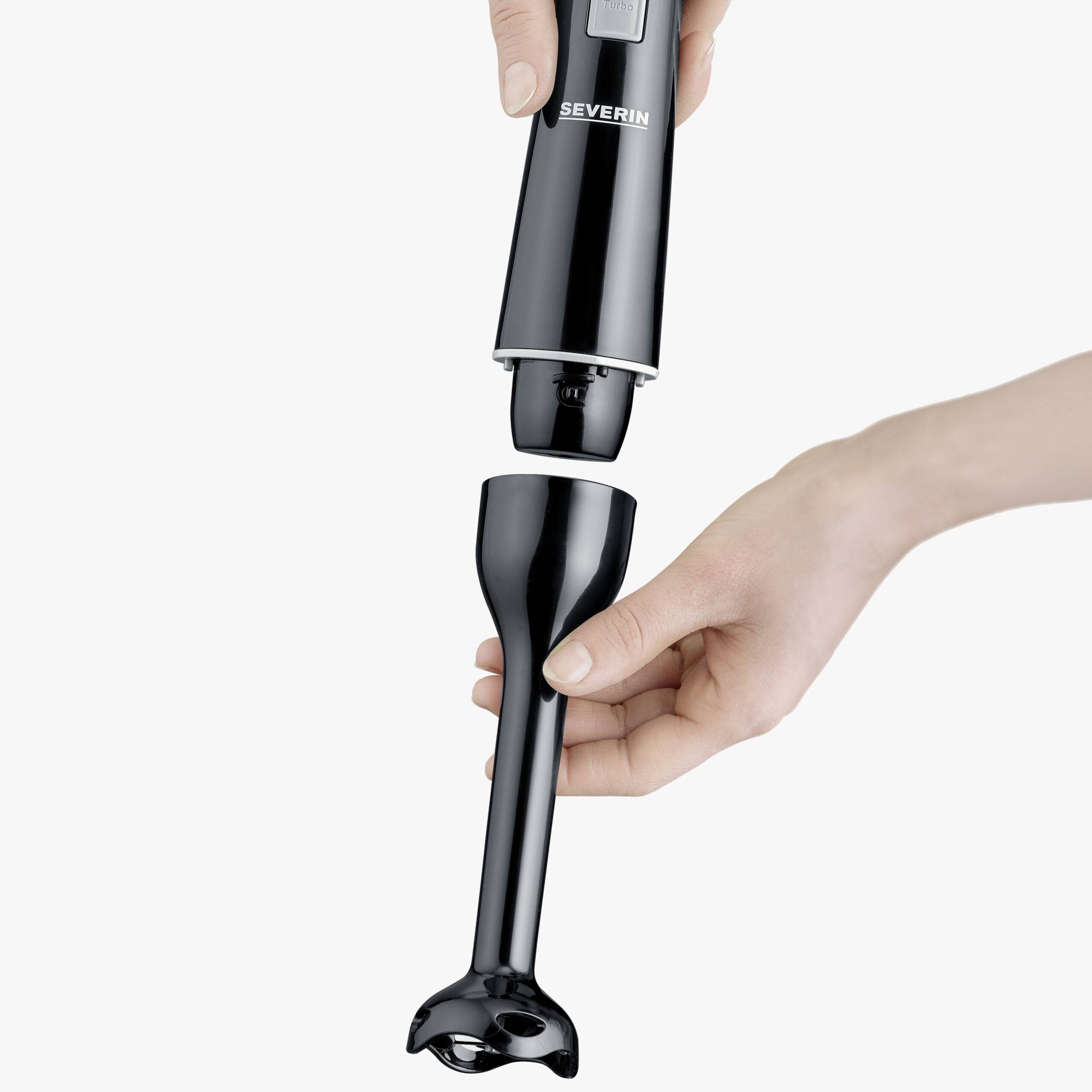 Een hand houdt een losse staafmixer in het zwart vast, klaar voor gebruik.