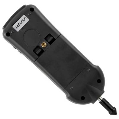 Achterkant van een zwart handheld elektronisch apparaat met een label met de tekst 'H450000', bevestigingsgat, messing-connector en bijgevoegde stroomsteker.