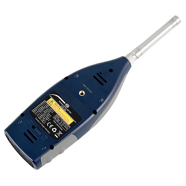 Geluidsniveaumeter met lange microfoon. Achterkant toont waarschuwingen en technische gegevens. Gebruikt voor het meten van geluidsniveaus.