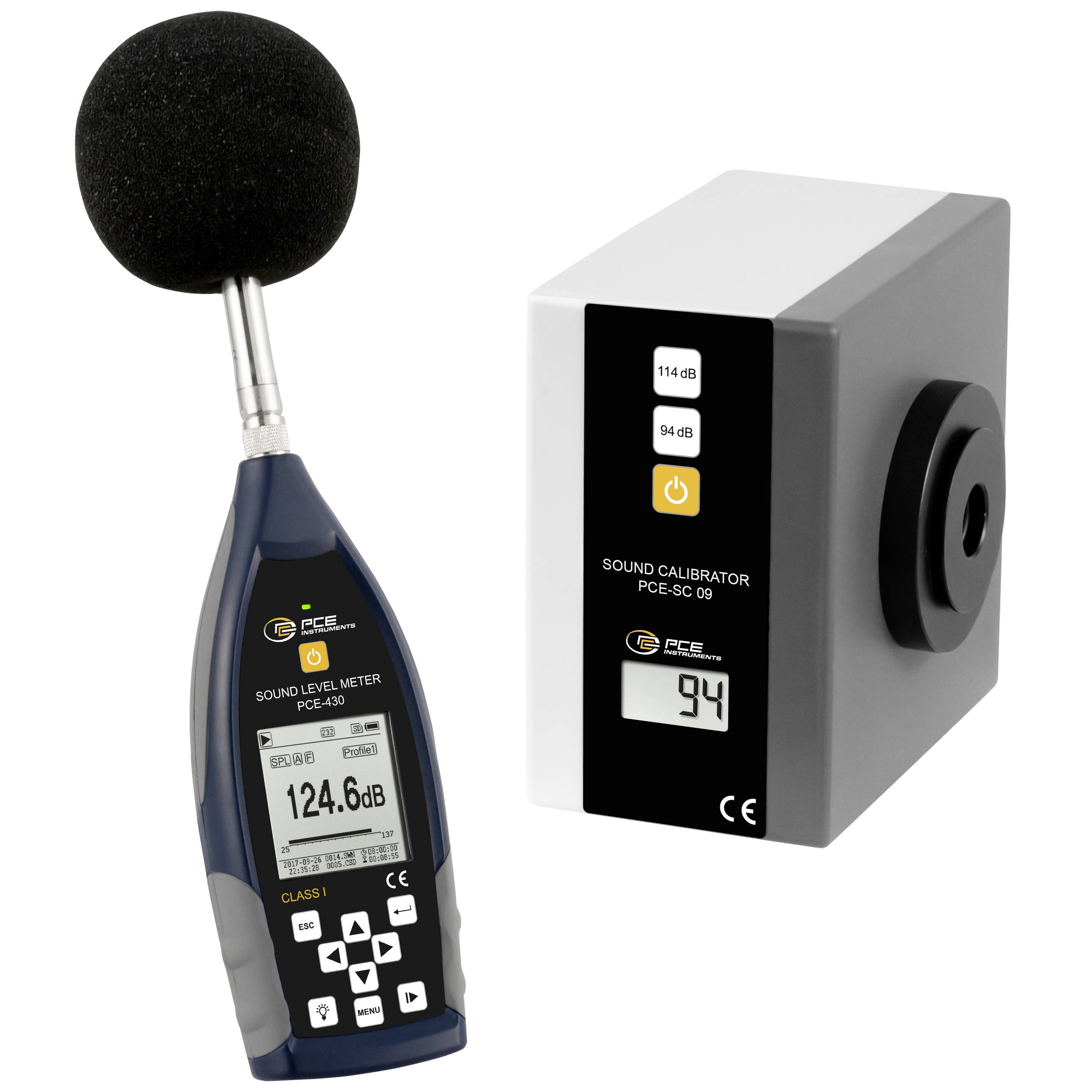 Geluidniveaumeter met schuimrubber microfoon en een geluidscalibratie-box die 94 dB weergeeft, gebruikt voor het kalibreren van audiometingen.