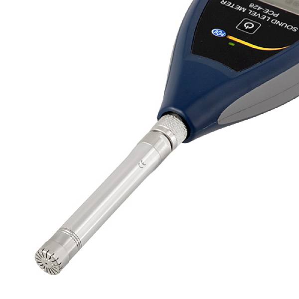 Een geluidsniveaumeter, blauwe behuizing met digitaal display. Apparaat voor het meten van geluidsniveaus, doorgaans weergegeven in dB.