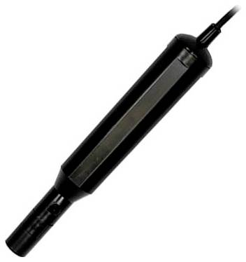 Zwarte cilindrische sonde of sensor met bijbehorende kabel, diagonaal weergegeven op witte achtergrond.