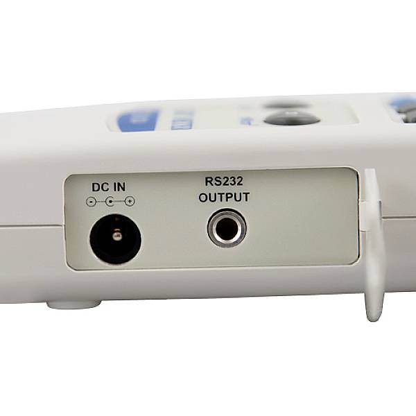 Close-up van een elektronisch apparaat met twee aansluitingen: 'DC IN' voor stroomvoorziening en 'RS232 OUTPUT' voor gegevensoverdracht.