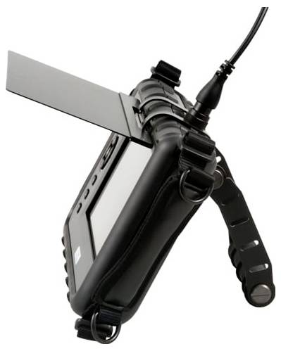 Handheld elektronisch apparaat met bevestigde kabel en riem, weergegeven met een grote rechthoekige klep of zonnescherm dat uitgestrekt is vanaf de bovenkant.