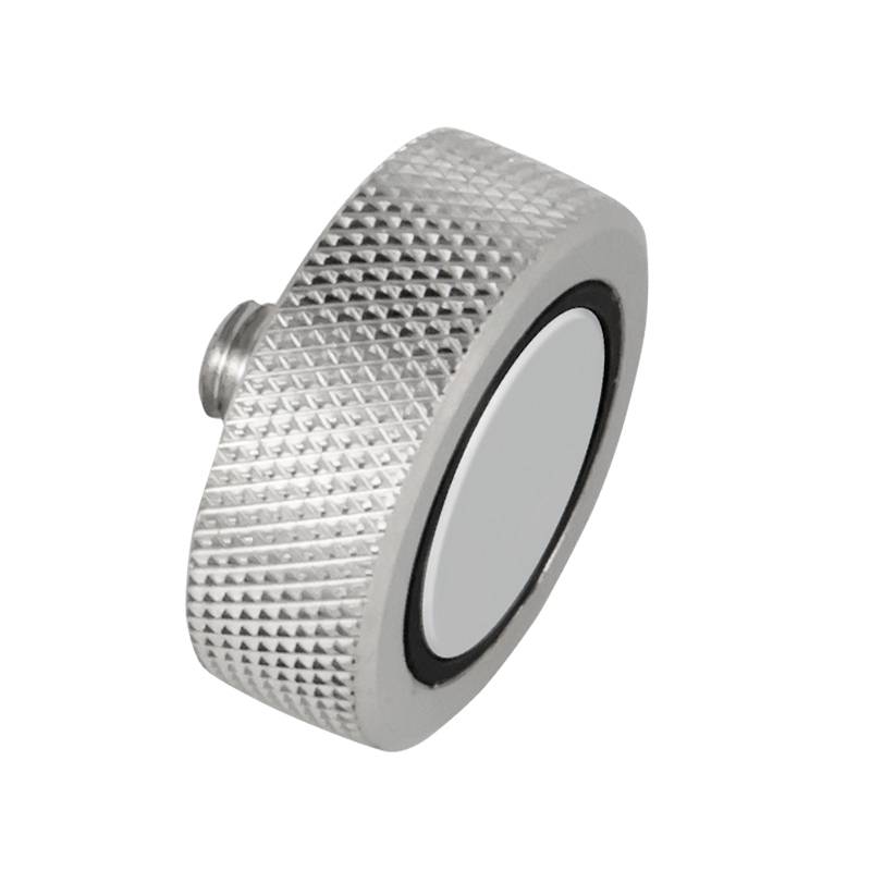 Een rond, zilveren metalen onderdeel met een geribbeld oppervlak en een uitstekende schroef aan de zijkant.