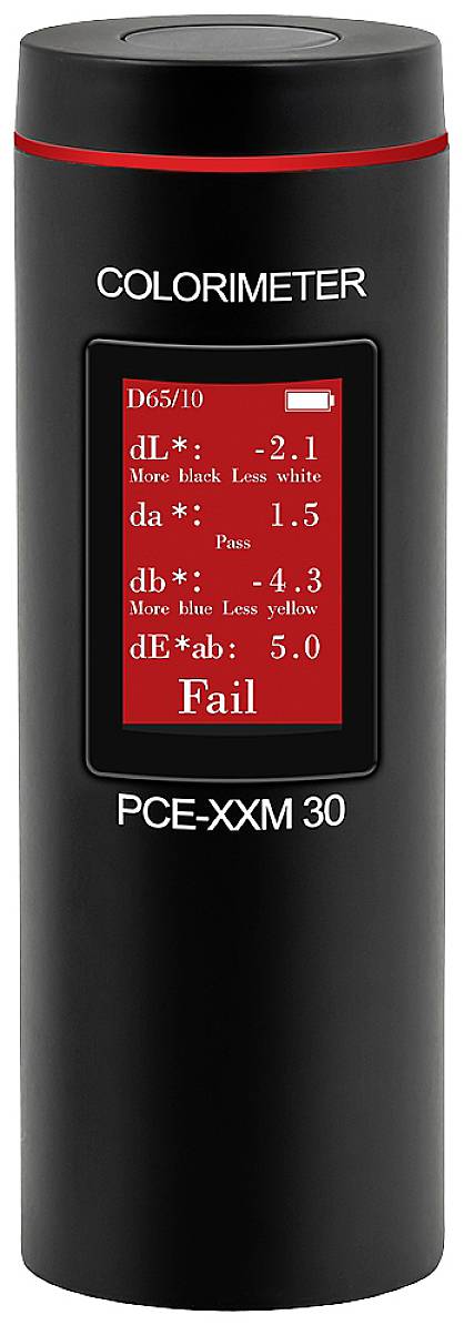 Een zwarte colorimeter met het opschrift 'PCE-XXM 30' toont meetwaarden op een rood scherm, waaronder 'dL*', 'da*', 'db*', 'dE*ab', en een beoordeling 'Fail'.