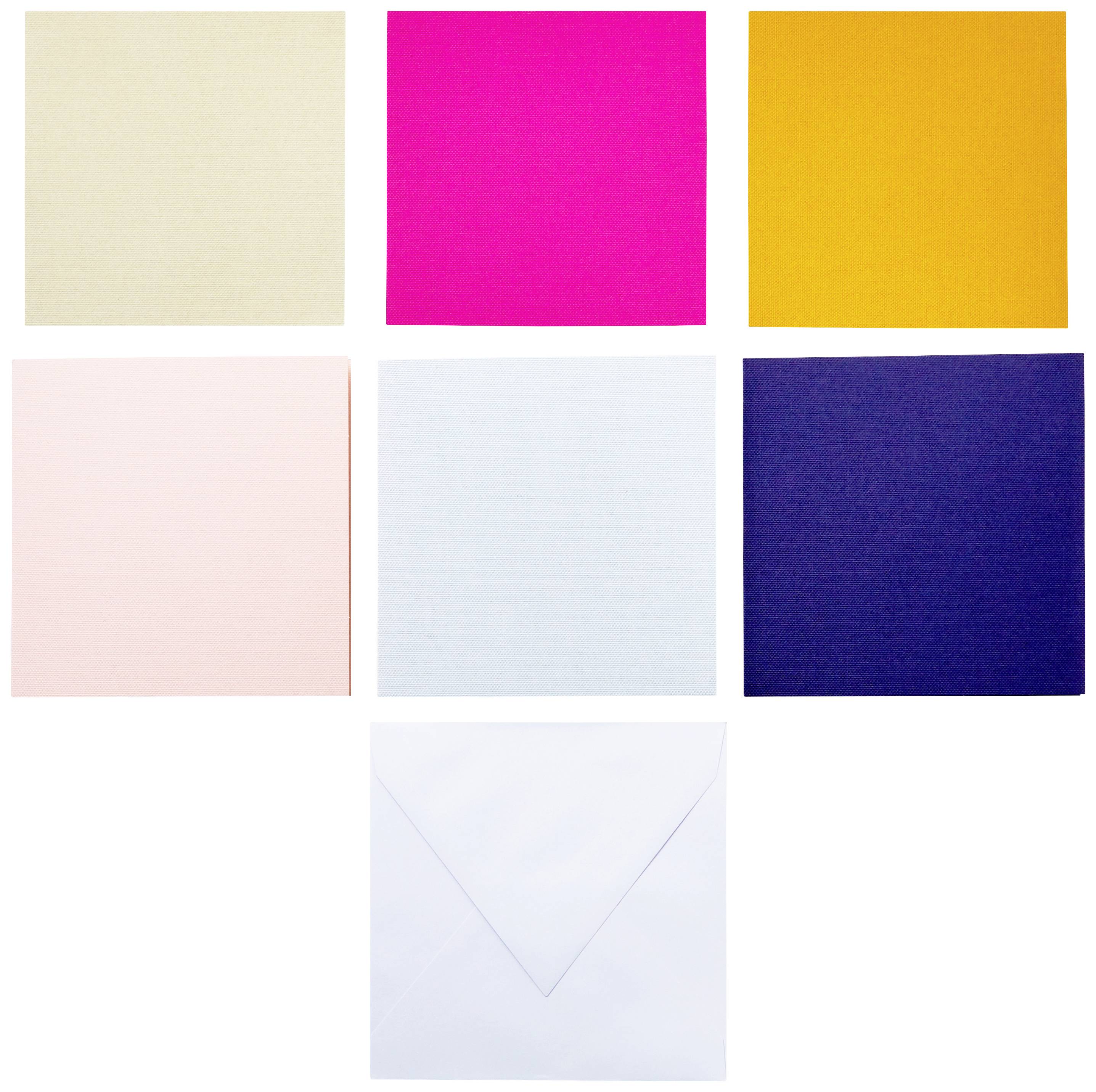 Zes vierkante kaarten in verschillende kleuren (beige, roze, geel, lichtroze, wit, donkerblauw) en een witte envelop.