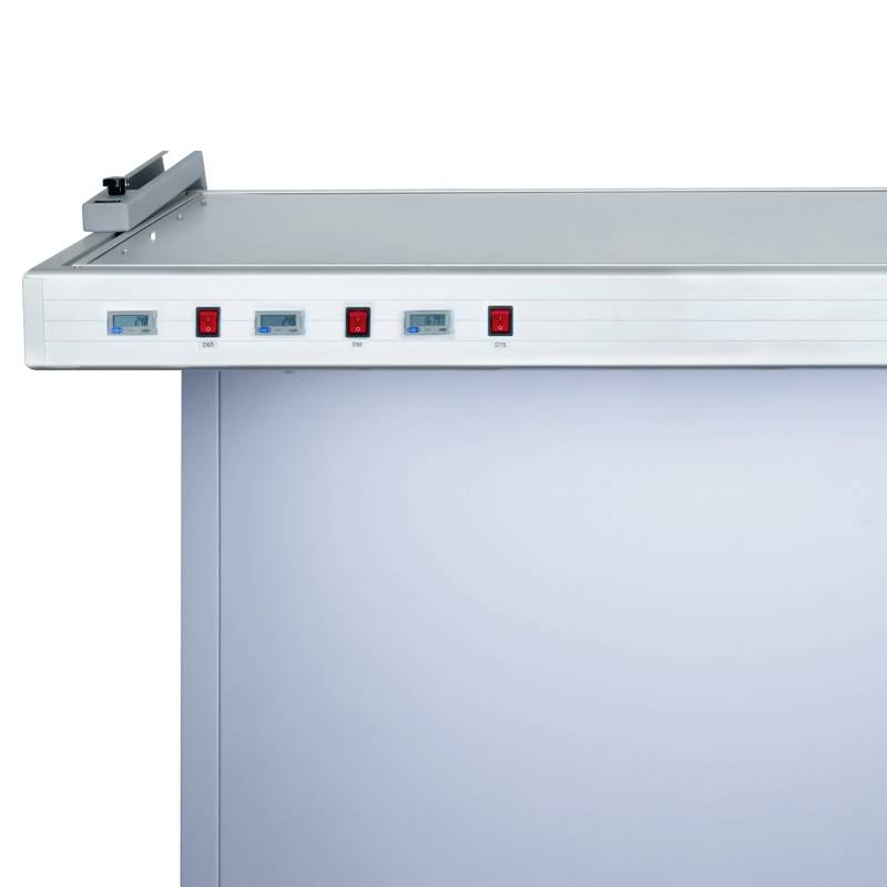 Elektronische lichtbalk met vijf rood verlichte tuimelschakelaars en stopcontacten, gemonteerd op een zilver metalen frame.