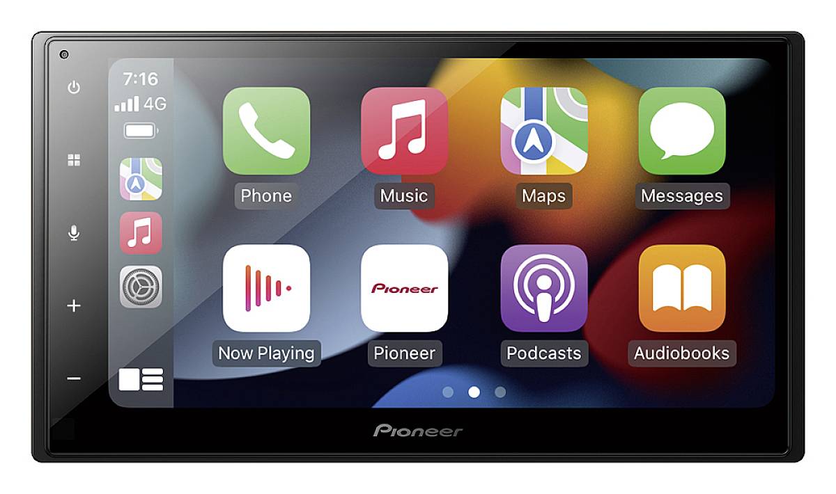 Een touchscreen-autoradio toont apps zoals 'Telefoon', 'Muziek', 'Kaarten', 'Berichten', 'Podcasts' en 'Audioboeken'.