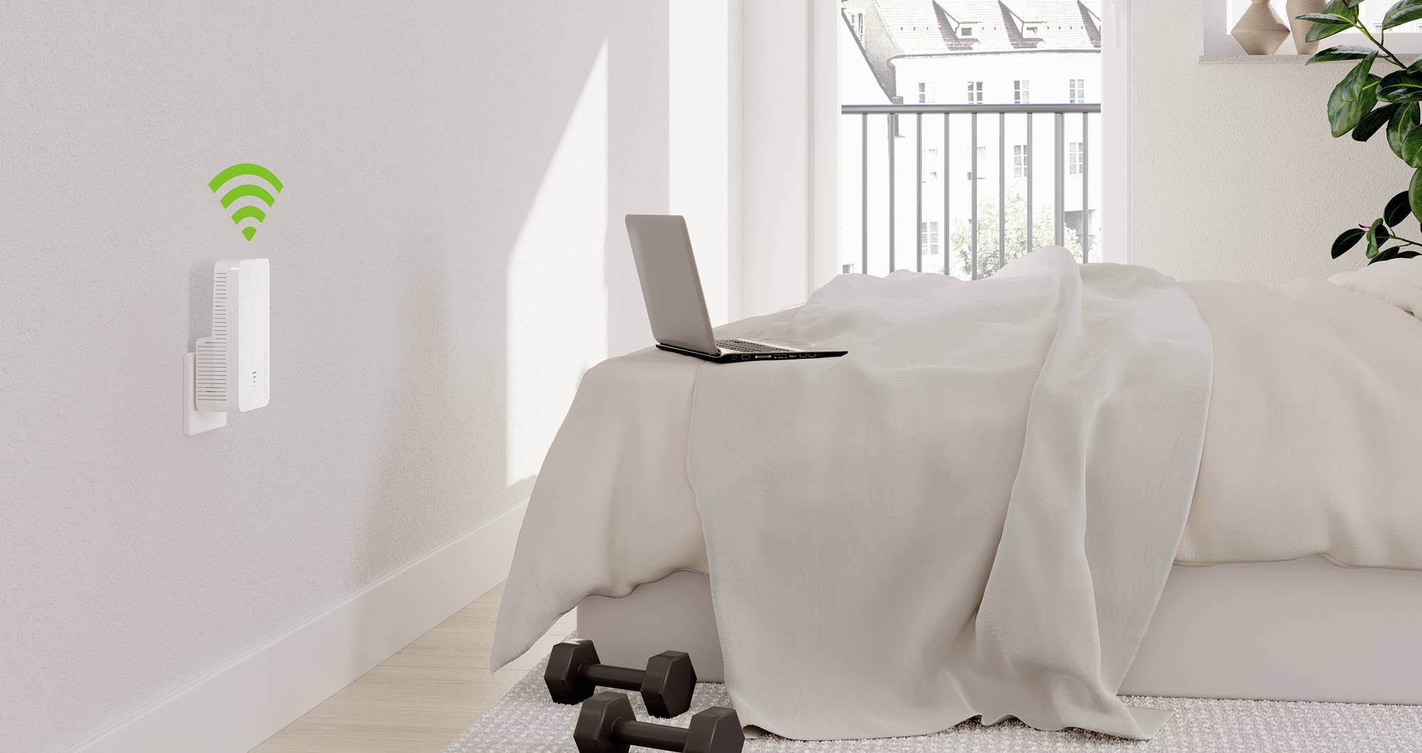 Een laptop ligt op een bed in een lichte ruimte. Een wifi-signaal is zichtbaar aan de muur naast een stopcontact. Halters op de vloer.