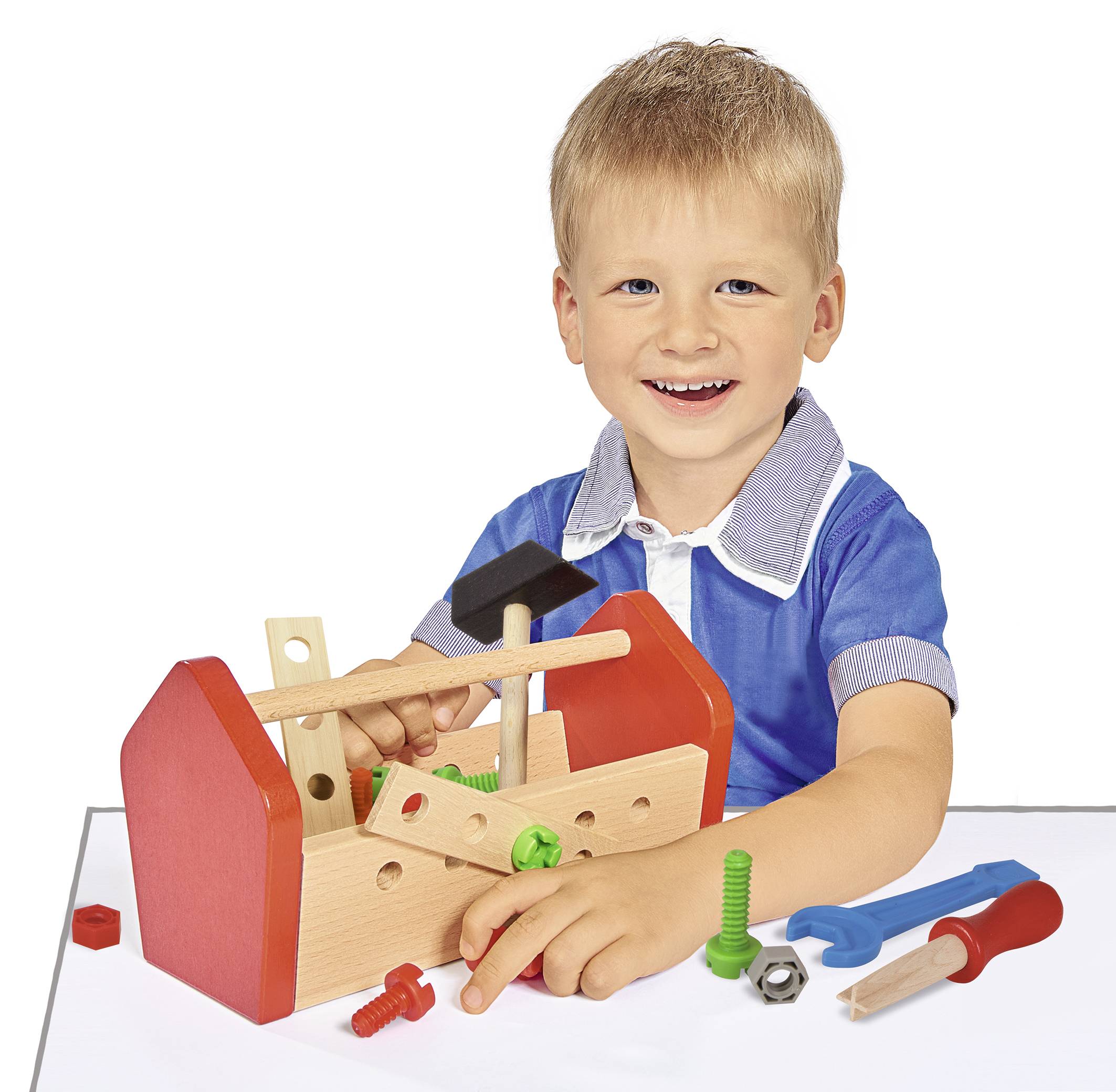 Een lachende jongen speelt met een houten gereedschapskist die speelgoedgereedschappen en -schroeven bevat.