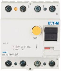 Een aardlekschakelaar van Eaton, model FRCmM-40/4/03-S/A. Hij heeft een gele testknop en is ontworpen voor 230/415V.