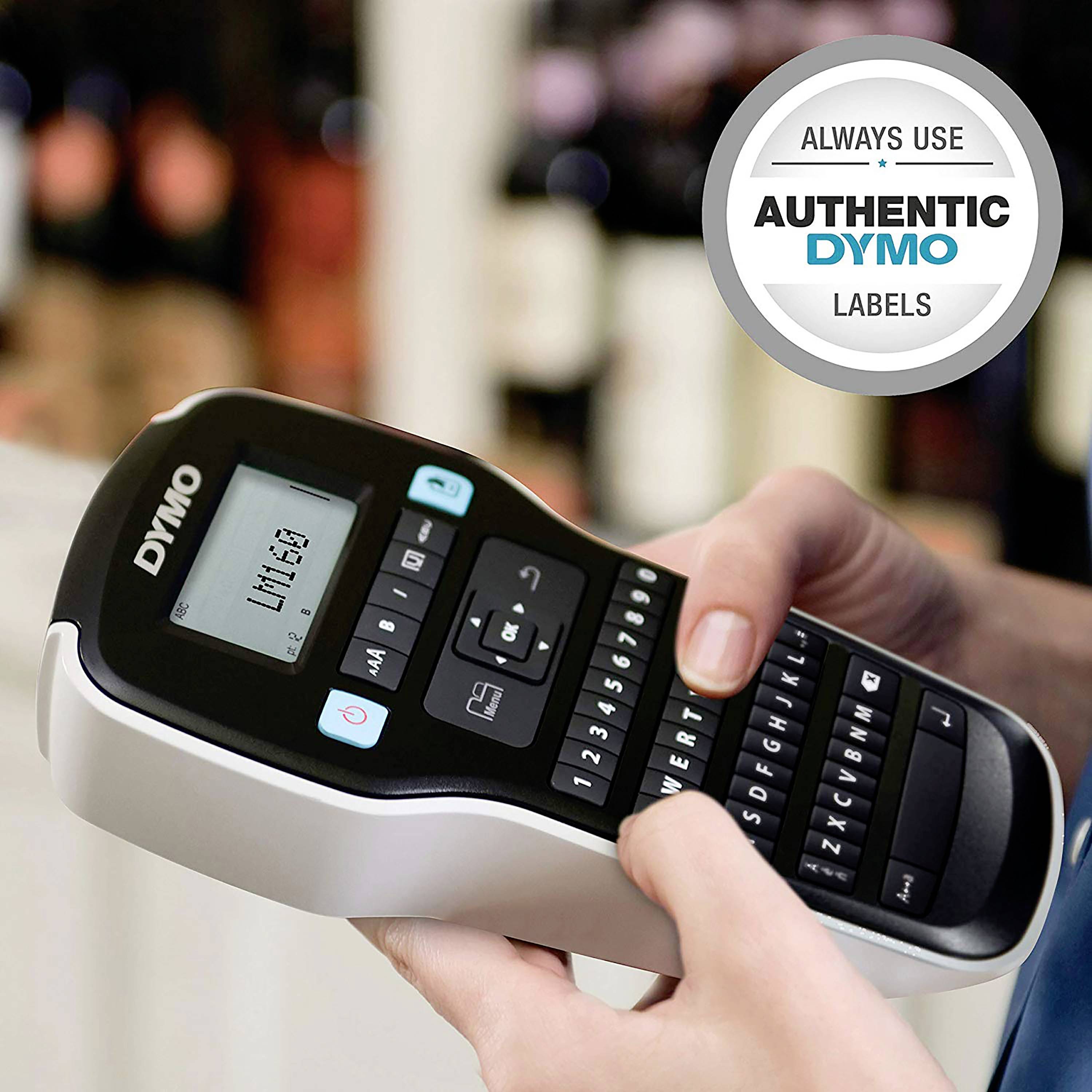 Een persoon houdt een Dymo-labelmaker vast om een etiket te maken. Rechtsboven staat: 'Gebruik altijd authentieke Dymo-labels'.