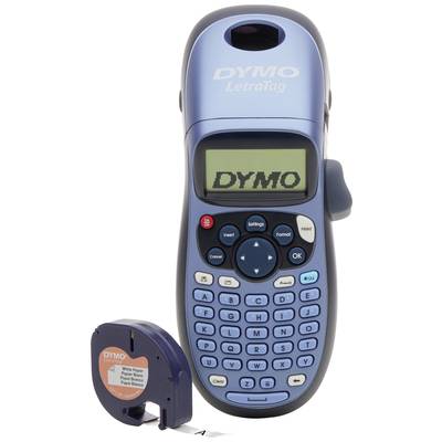 Draagbaar labelapparaat met display, toont de tekst 'DYMO'. Naast het apparaat ligt een reservecassette voor papieren etiketten.