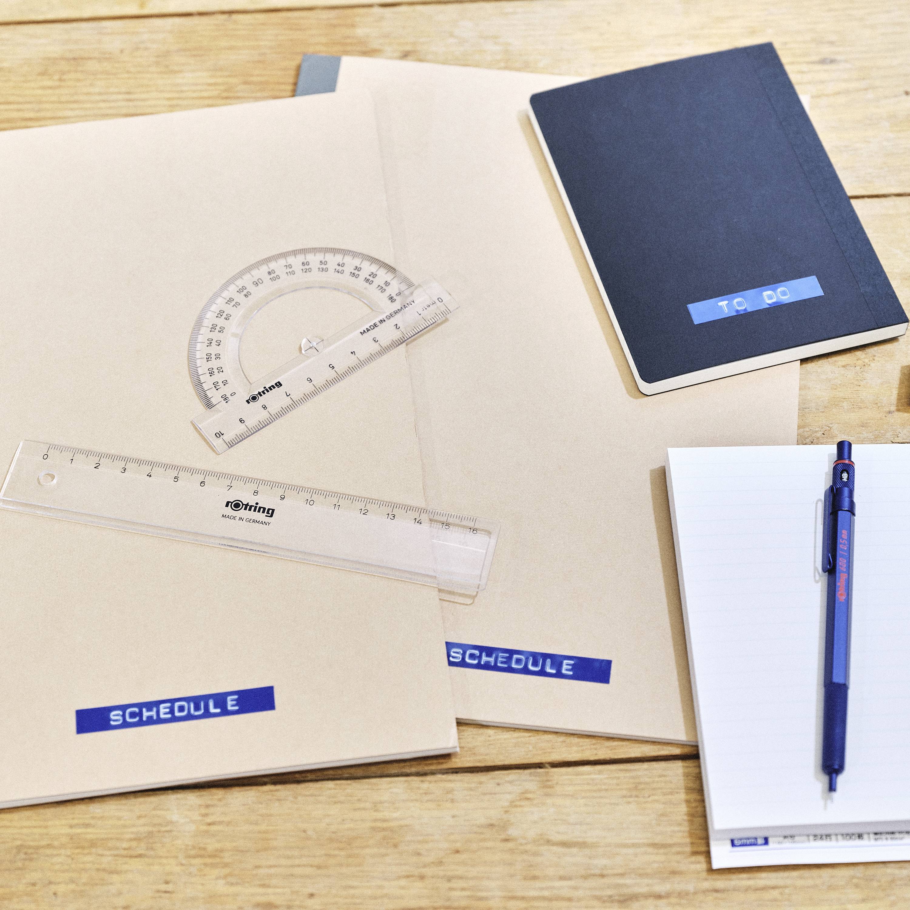 Een schrijfwarenset met een notitieboekje, liniaal, geodriehoek, notitieboek en map. Stickers met 'Schema' en 'Te doen'.