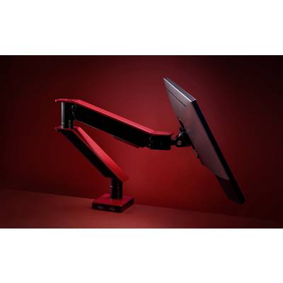 Een ergonomische monitorarm in het rood, houdt een scherm in een zwevende positie voor een rode achtergrond.