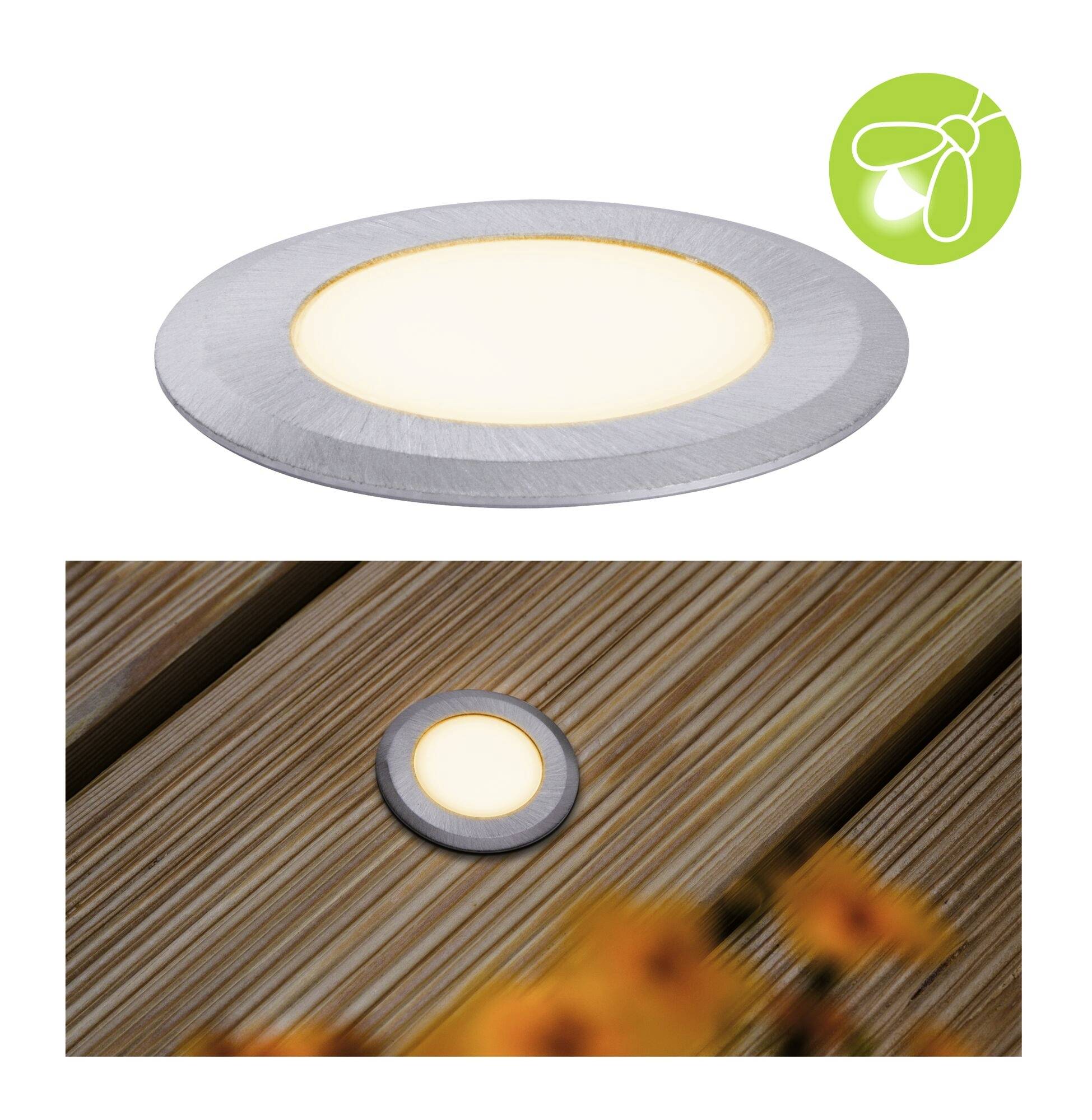 Ronde LED-verlichting ingebouwd in houten terras, met zacht geel licht, onder een groen logo met een gestileerd vuurvliegje.